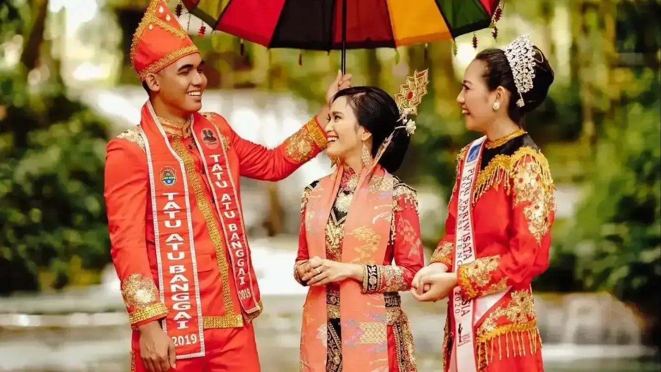 Couple in traditional Saluan red and gold costume